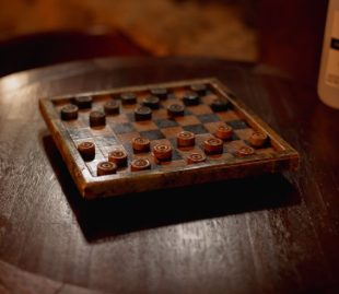 foto de um tabuleiro de jogo de damas em cima de uma mesa de madeira